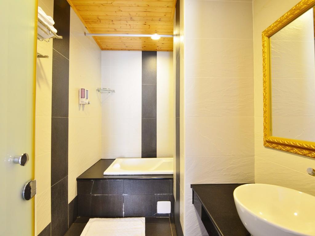 Tranquil Sea Vacation Hotel Kenting Bagian luar foto